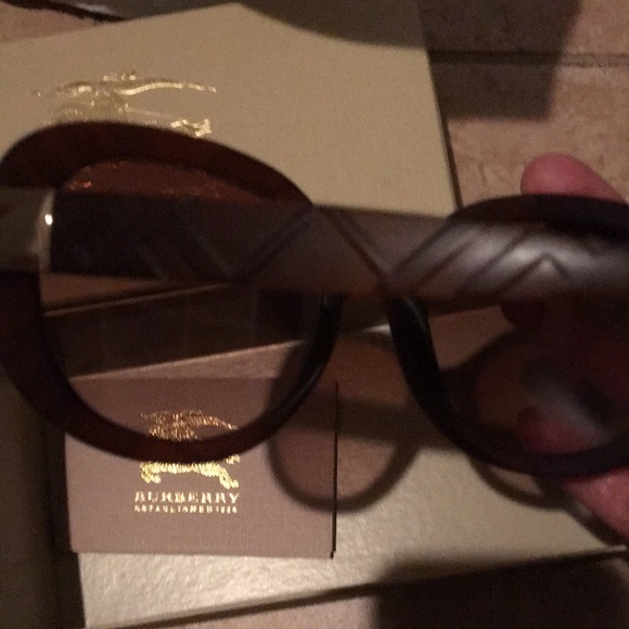 Burberry dark red sunglasses - Picture 13 of 13